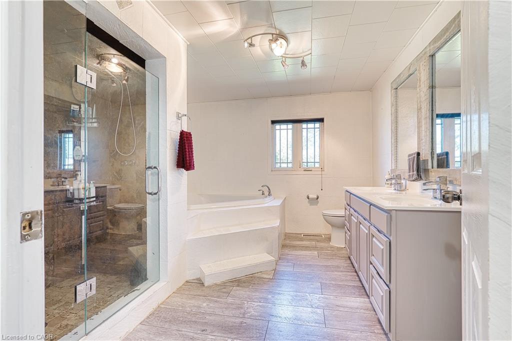 717906 Highway 6, Owen Sound, ON - Indoor Photo Showing Bathroom