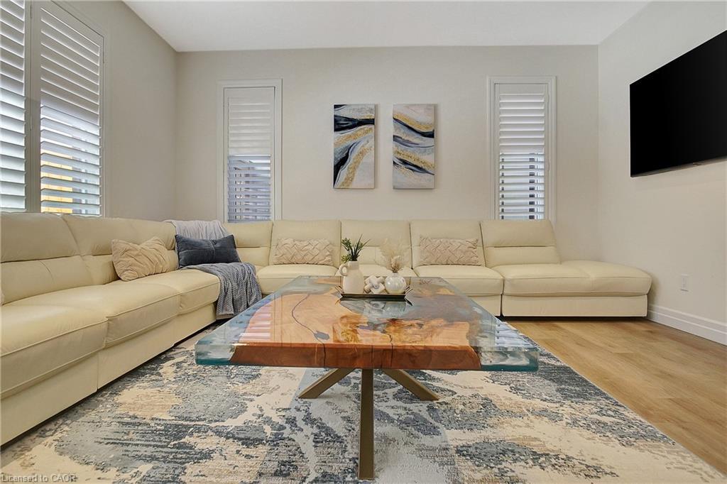 909 Dunnigan Court, Kitchener, ON - Indoor Photo Showing Living Room