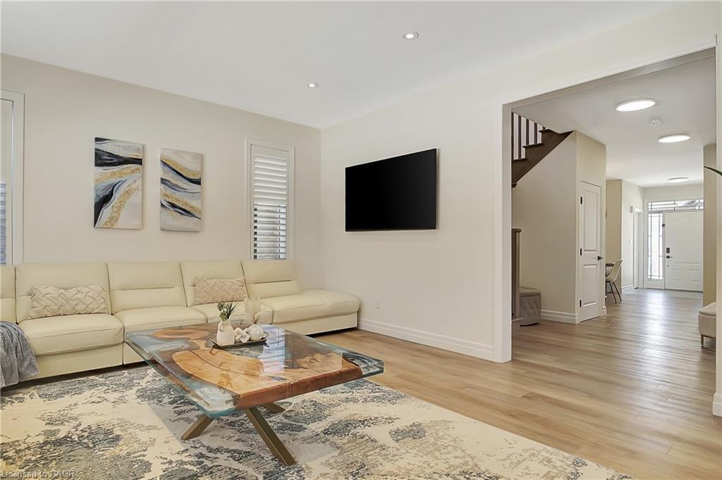 909 Dunnigan Court, Kitchener, ON - Indoor Photo Showing Living Room