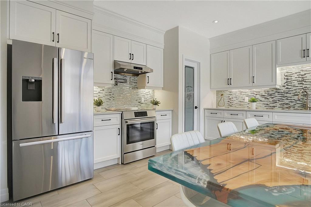 909 Dunnigan Court, Kitchener, ON - Indoor Photo Showing Kitchen With Upgraded Kitchen