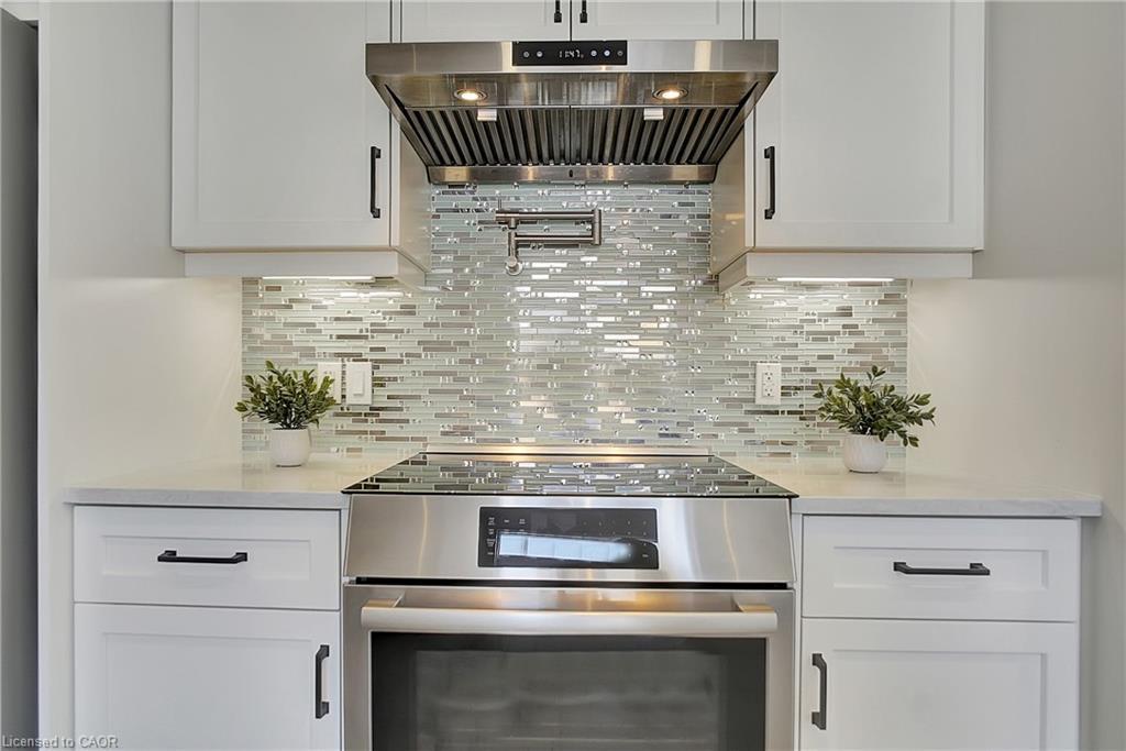 909 Dunnigan Court, Kitchener, ON - Indoor Photo Showing Kitchen With Upgraded Kitchen