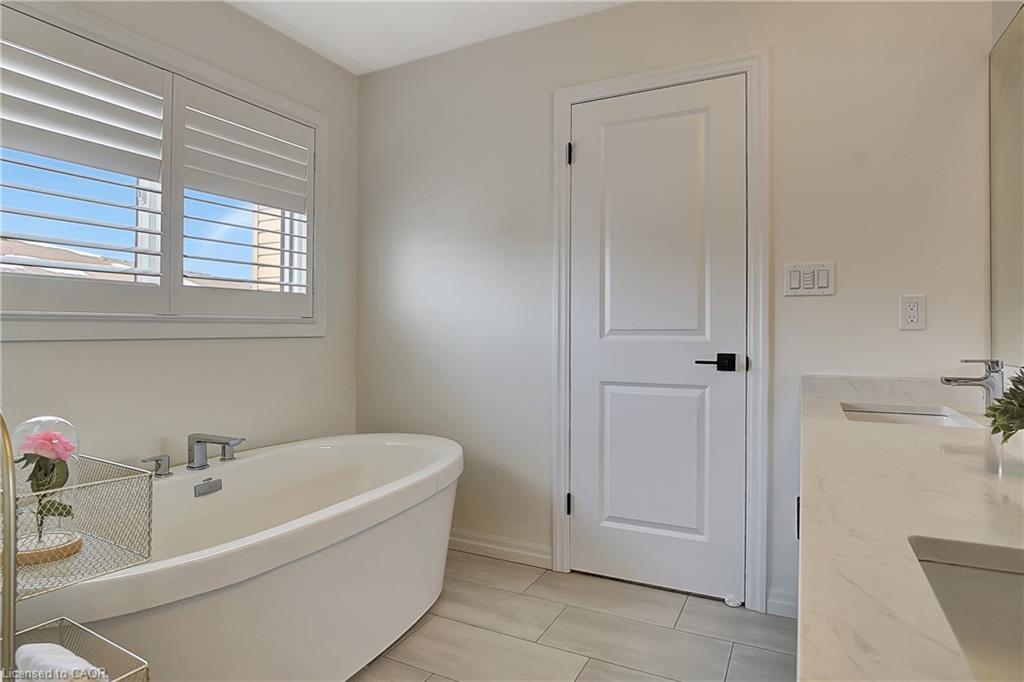 909 Dunnigan Court, Kitchener, ON - Indoor Photo Showing Bathroom