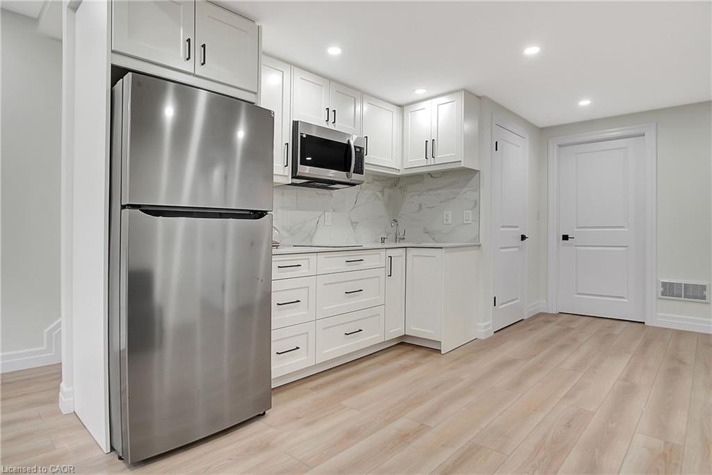 909 Dunnigan Court, Kitchener, ON - Indoor Photo Showing Kitchen
