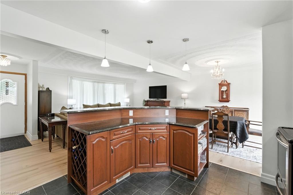 20 Woodside Drive, Hamilton, ON - Indoor Photo Showing Kitchen
