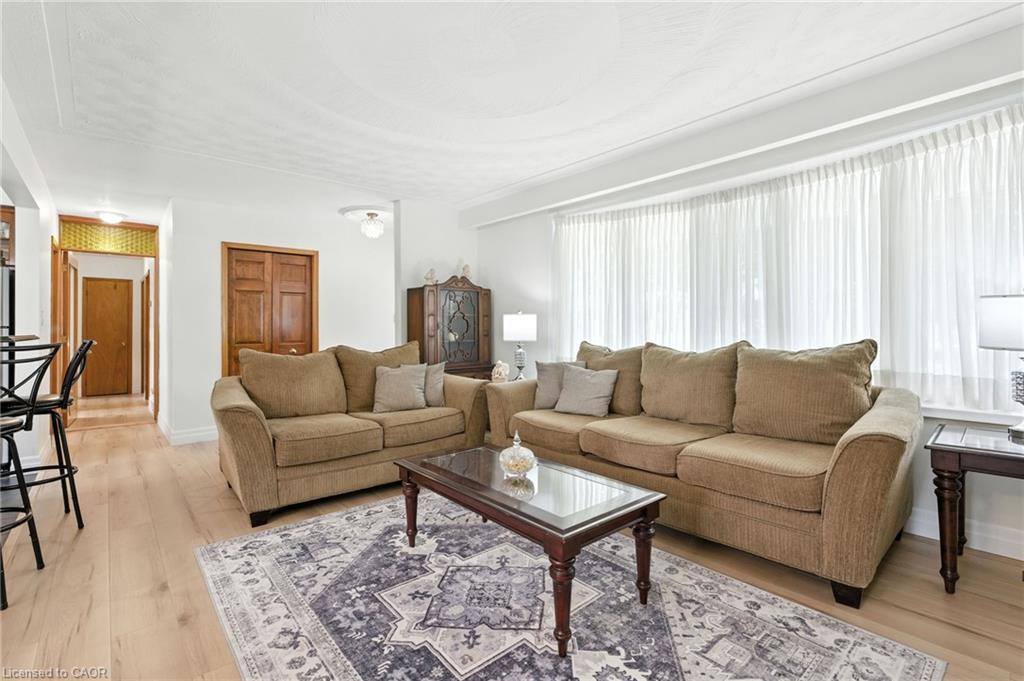 20 Woodside Drive, Hamilton, ON - Indoor Photo Showing Living Room