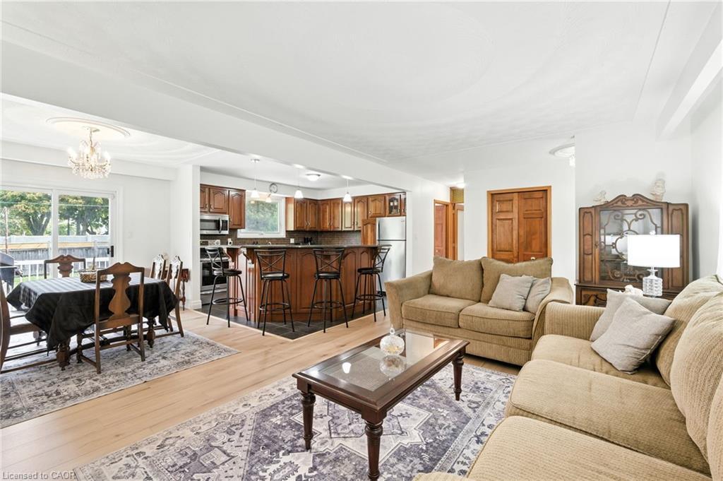 20 Woodside Drive, Hamilton, ON - Indoor Photo Showing Living Room