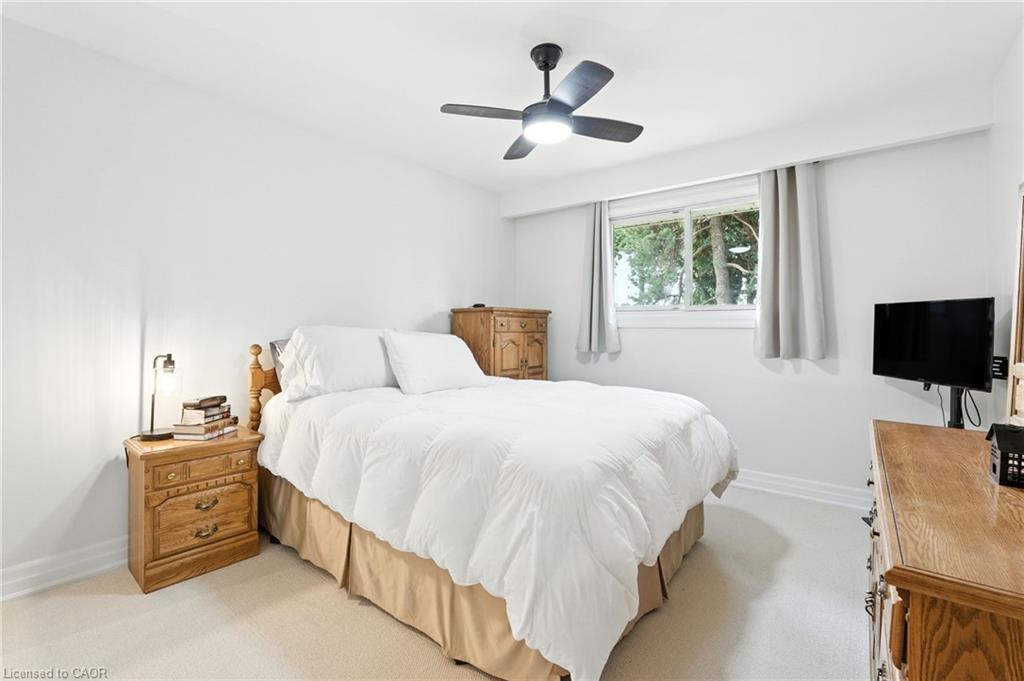 20 Woodside Drive, Hamilton, ON - Indoor Photo Showing Bedroom