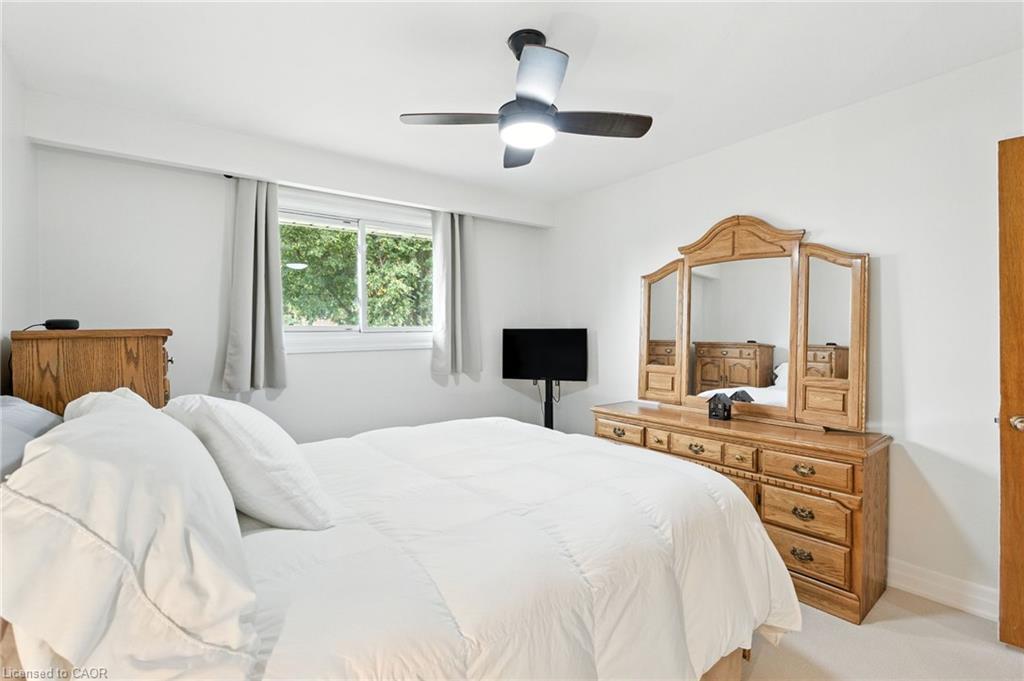 20 Woodside Drive, Hamilton, ON - Indoor Photo Showing Bedroom