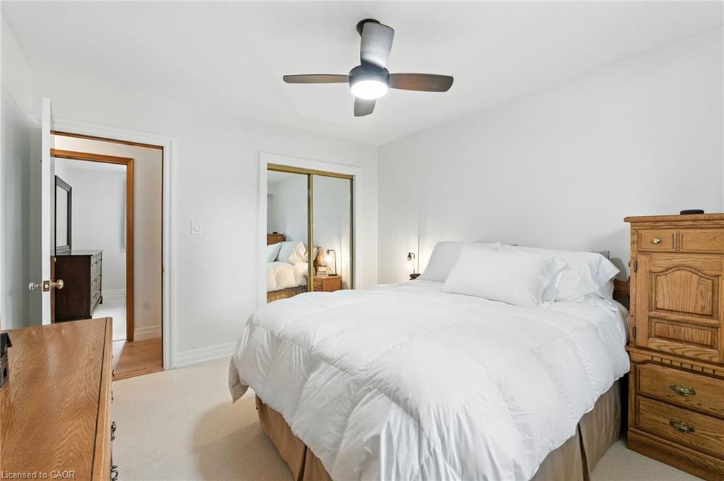 20 Woodside Drive, Hamilton, ON - Indoor Photo Showing Bedroom