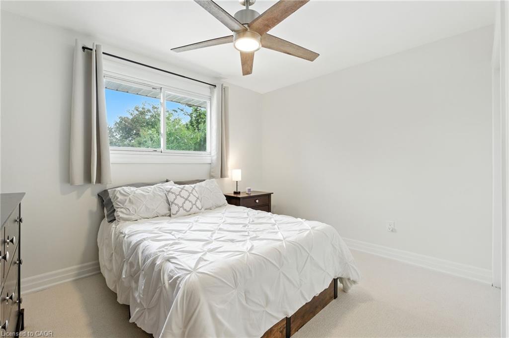 20 Woodside Drive, Hamilton, ON - Indoor Photo Showing Bedroom