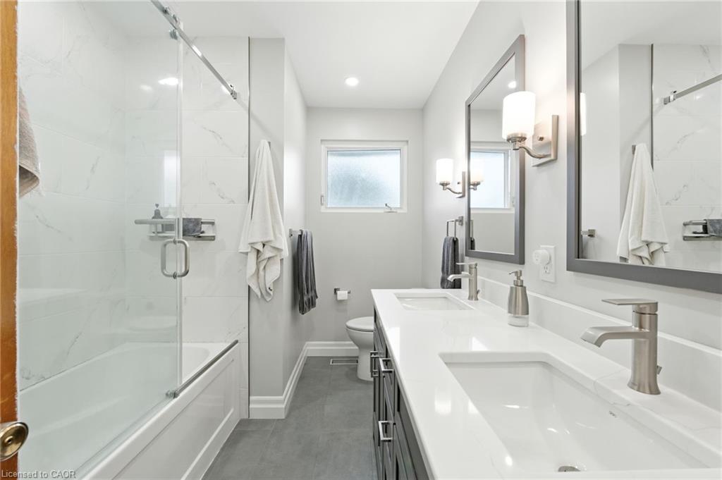 20 Woodside Drive, Hamilton, ON - Indoor Photo Showing Bathroom