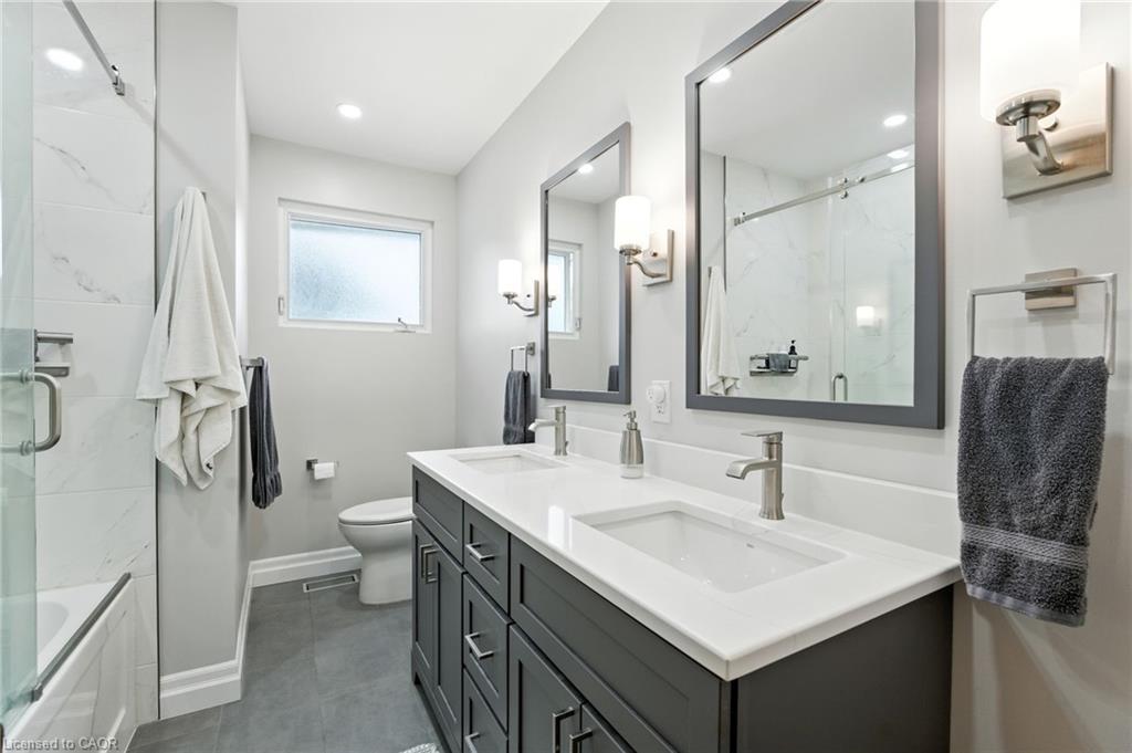 20 Woodside Drive, Hamilton, ON - Indoor Photo Showing Bathroom