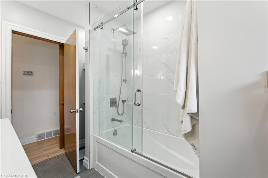 20 Woodside Drive, Hamilton, ON - Indoor Photo Showing Bathroom
