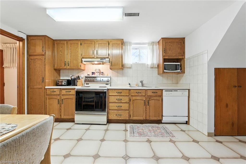 20 Woodside Drive, Hamilton, ON - Indoor Photo Showing Kitchen