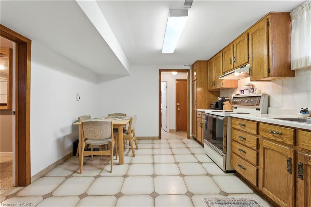 20 Woodside Drive, Hamilton, ON - Indoor Photo Showing Kitchen