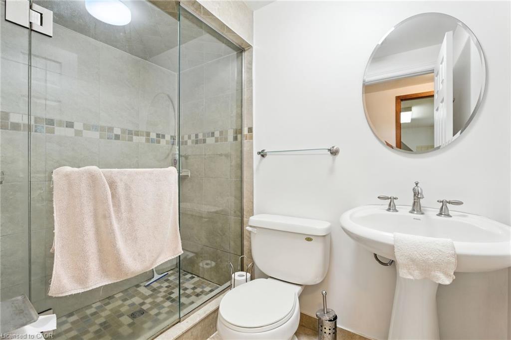 20 Woodside Drive, Hamilton, ON - Indoor Photo Showing Bathroom