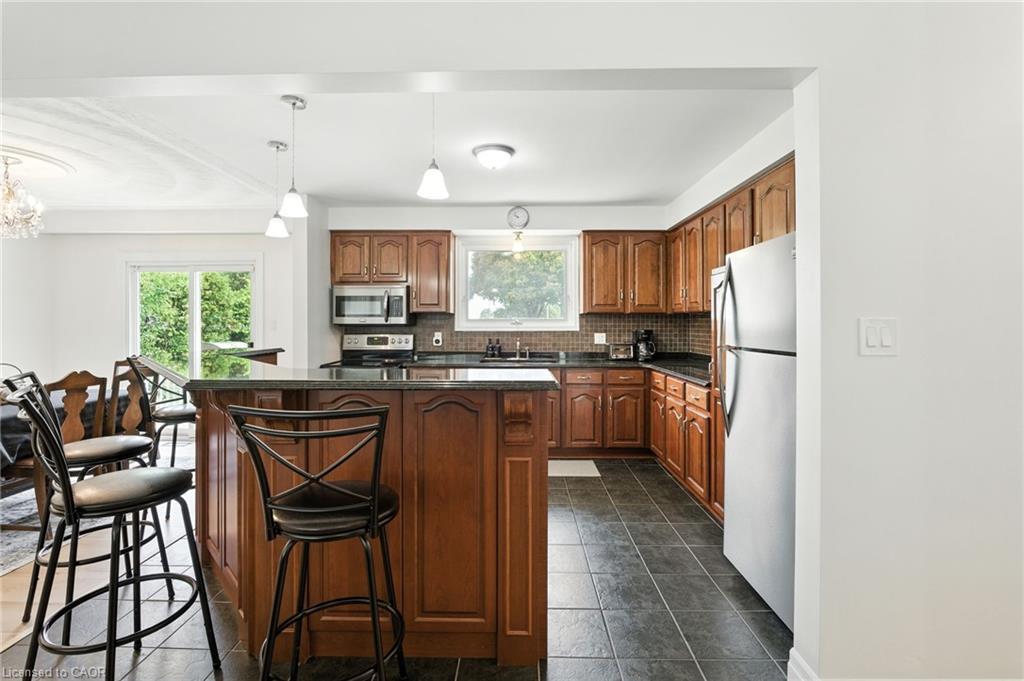 20 Woodside Drive, Hamilton, ON - Indoor Photo Showing Kitchen