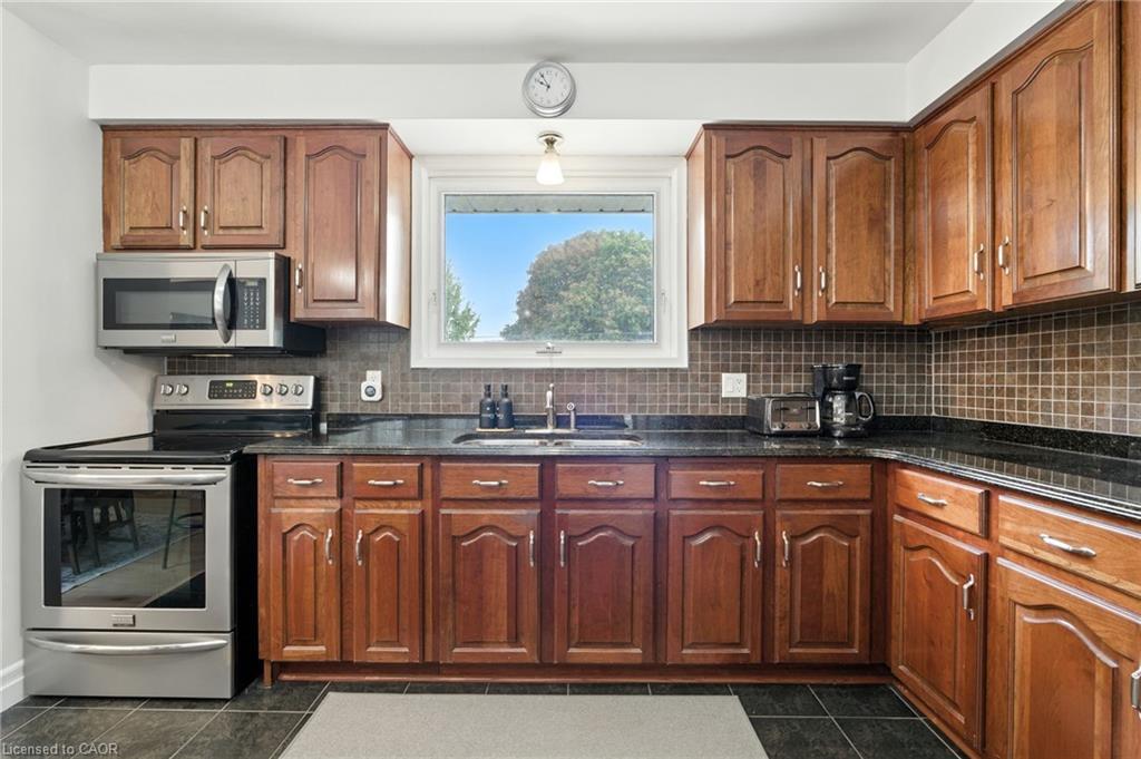 20 Woodside Drive, Hamilton, ON - Indoor Photo Showing Kitchen With Double Sink