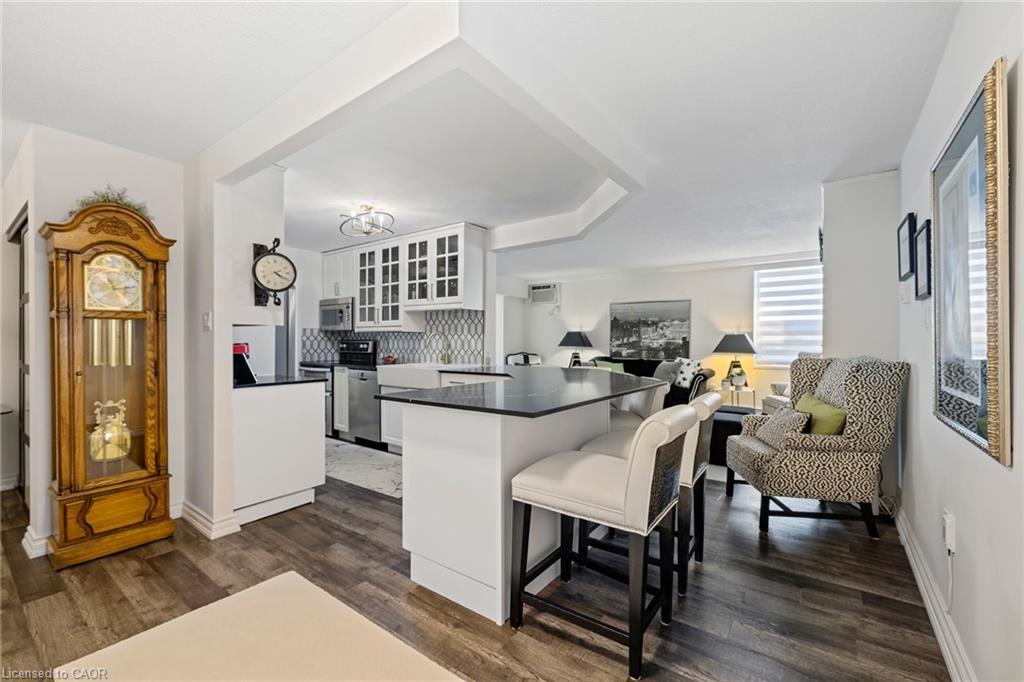 602-141 Church Street, St. Catharines, ON - Indoor Photo Showing Dining Room