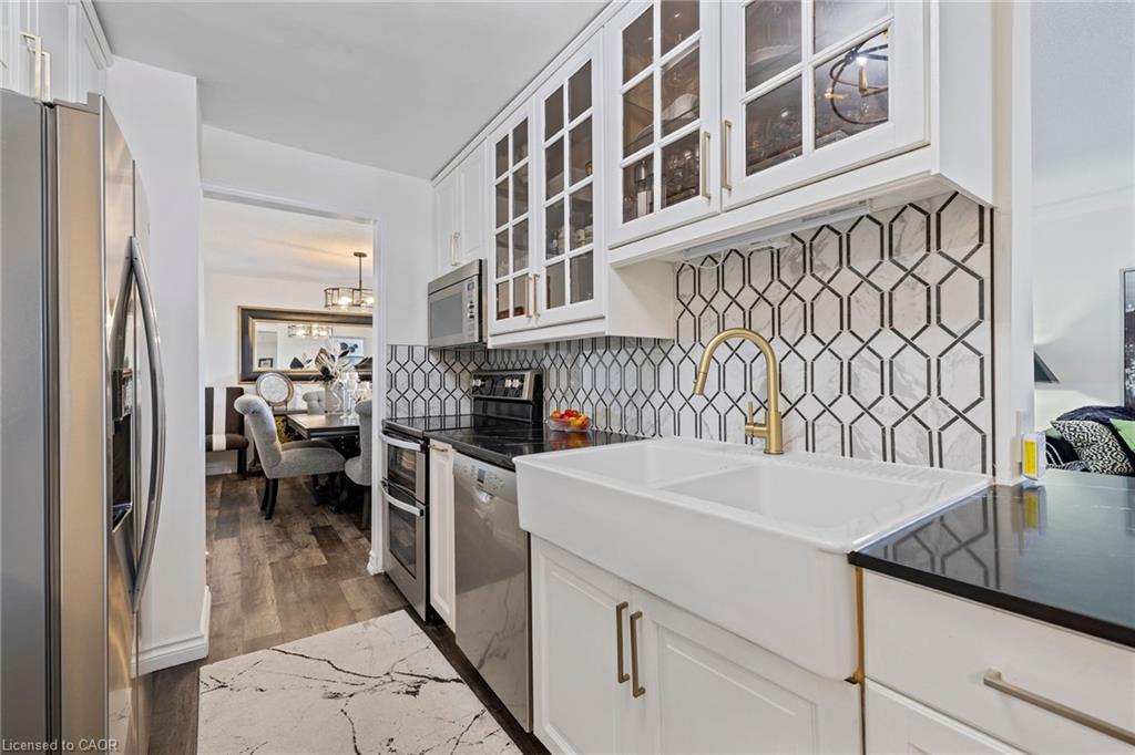 602-141 Church Street, St. Catharines, ON - Indoor Photo Showing Kitchen