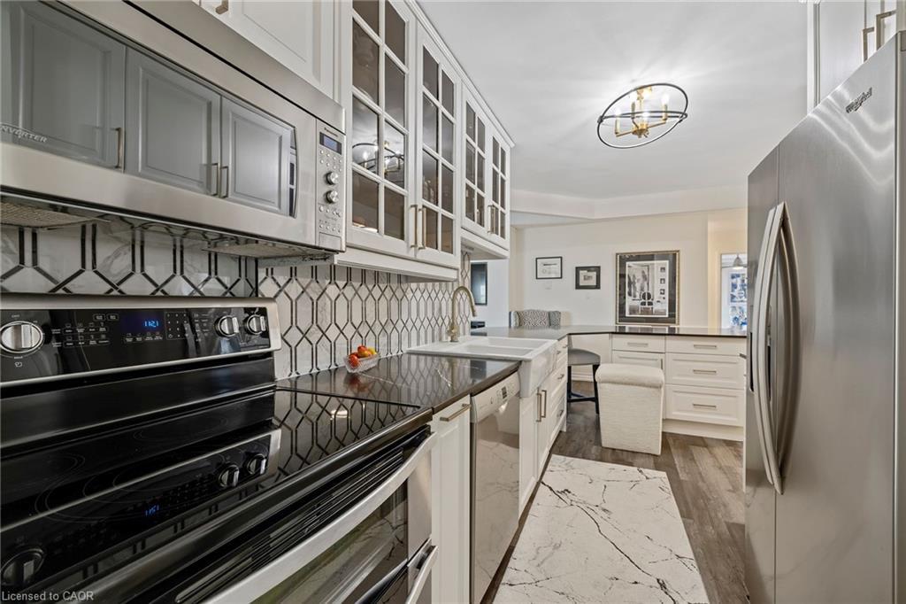 602-141 Church Street, St. Catharines, ON - Indoor Photo Showing Kitchen