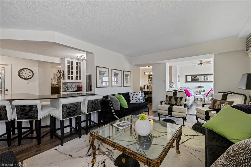 602-141 Church Street, St. Catharines, ON - Indoor Photo Showing Living Room