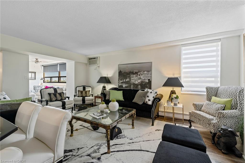 602-141 Church Street, St. Catharines, ON - Indoor Photo Showing Living Room