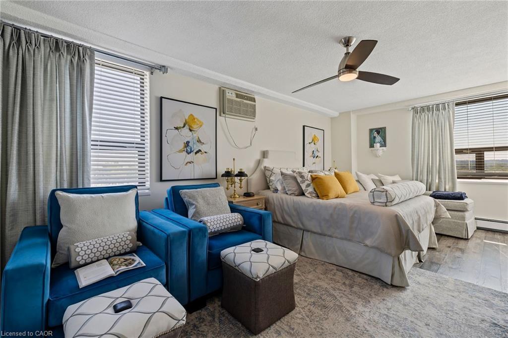 602-141 Church Street, St. Catharines, ON - Indoor Photo Showing Living Room