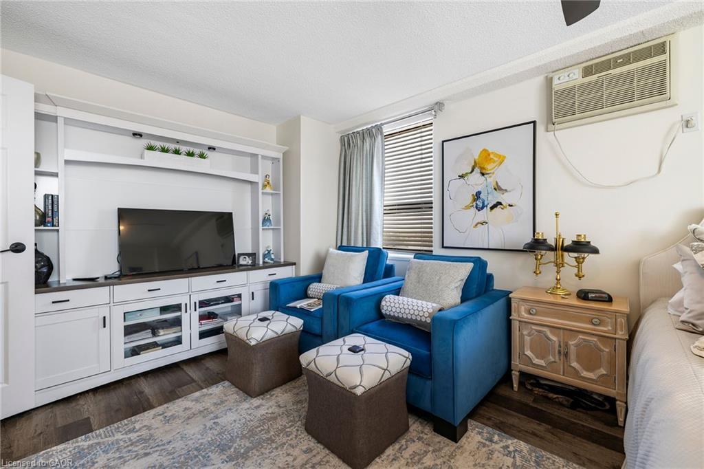 602-141 Church Street, St. Catharines, ON - Indoor Photo Showing Living Room