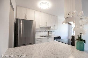 508-579 Clare Avenue, Welland, ON - Indoor Photo Showing Kitchen