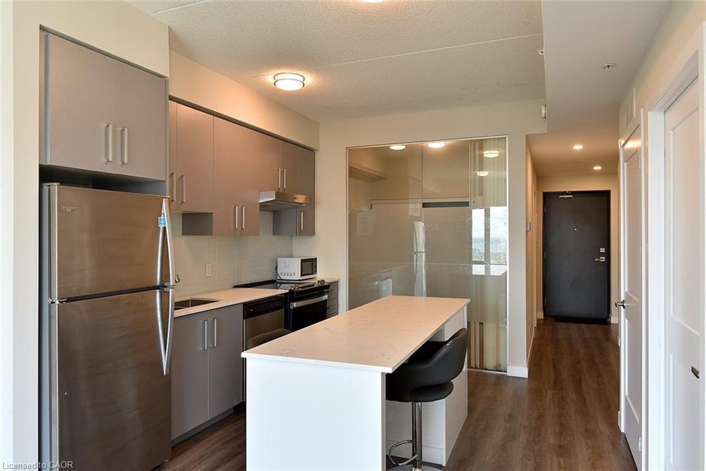 909-15 Queen Street S, Hamilton, ON - Indoor Photo Showing Kitchen With Upgraded Kitchen