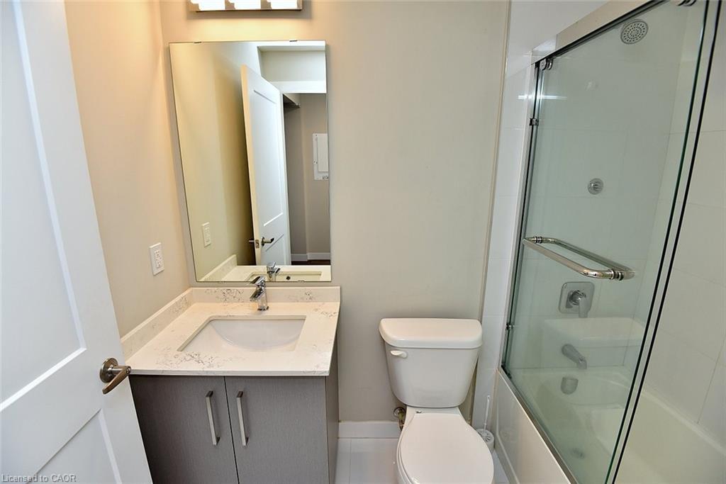 909-15 Queen Street S, Hamilton, ON - Indoor Photo Showing Bathroom