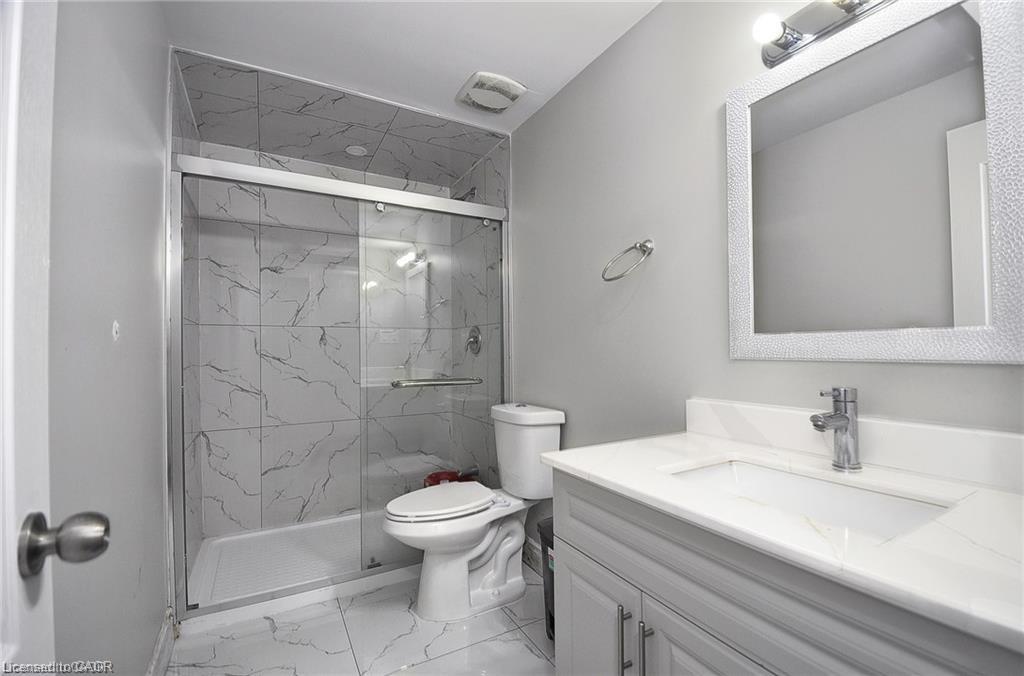 33 Bankside Drive, Kitchener, ON - Indoor Photo Showing Bathroom