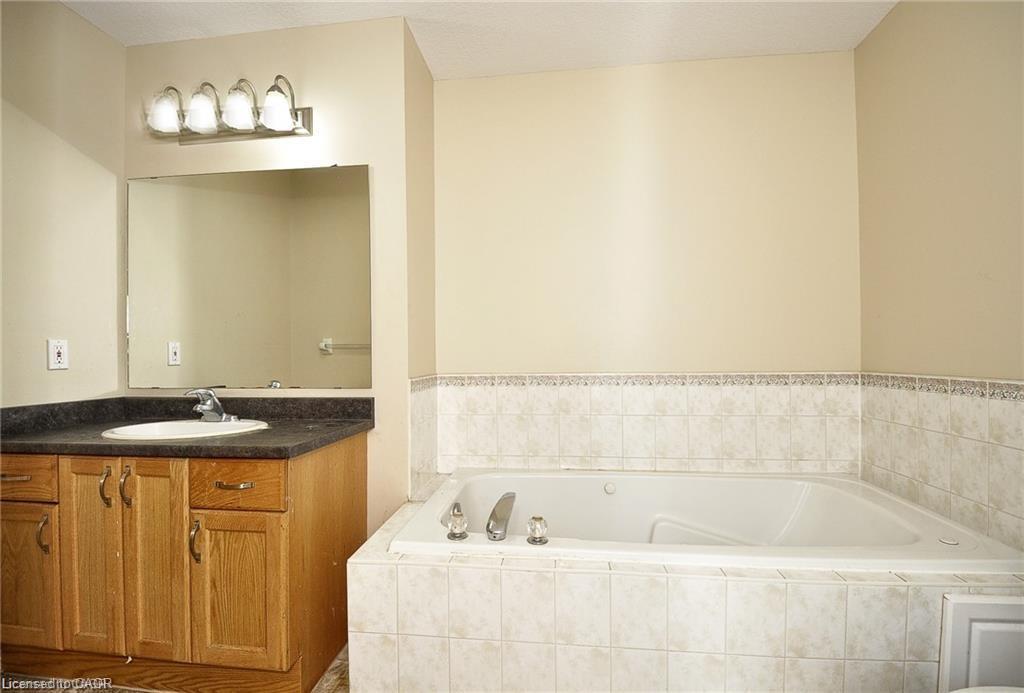 33 Bankside Drive, Kitchener, ON - Indoor Photo Showing Bathroom