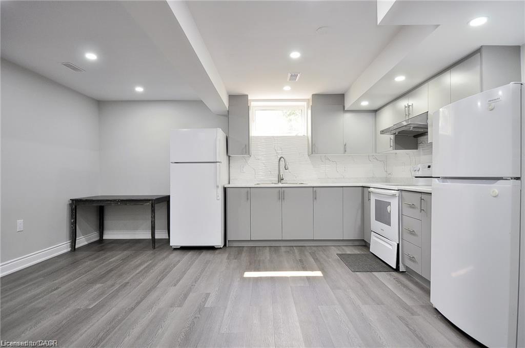 33 Bankside Drive, Kitchener, ON - Indoor Photo Showing Kitchen