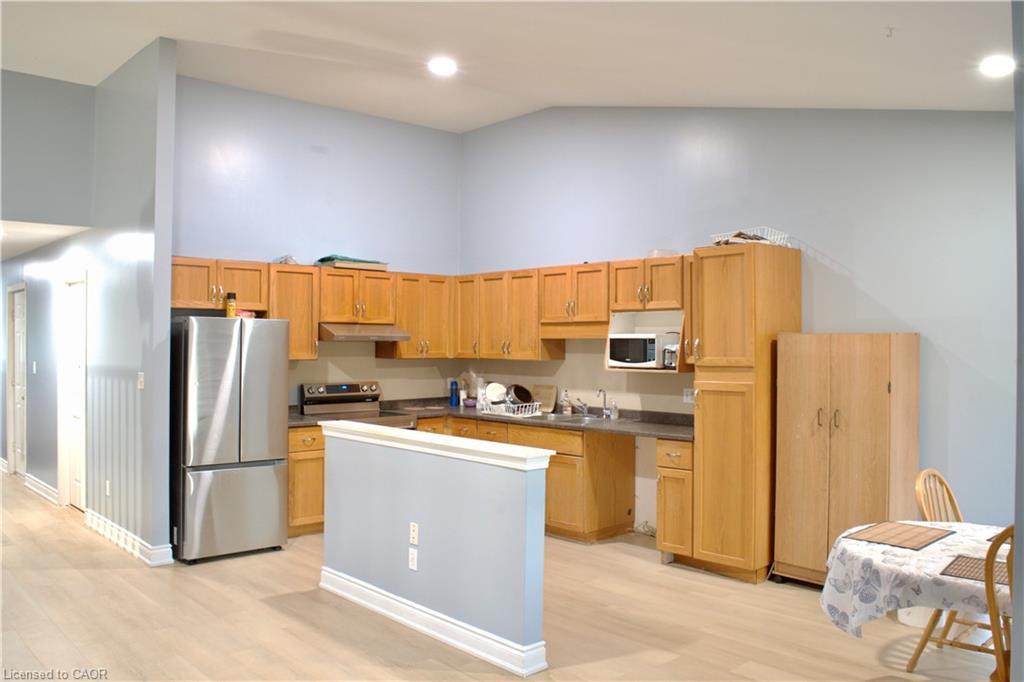 33 Bankside Drive, Kitchener, ON - Indoor Photo Showing Kitchen