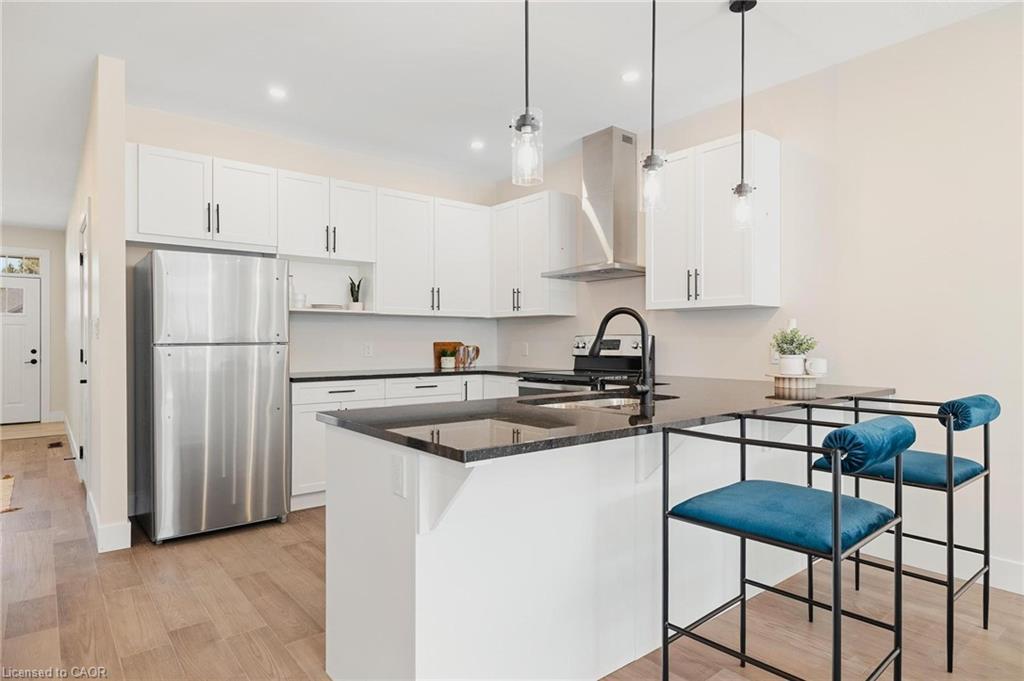 101-12 Washington Street, Norwich, ON - Indoor Photo Showing Kitchen With Double Sink With Upgraded Kitchen