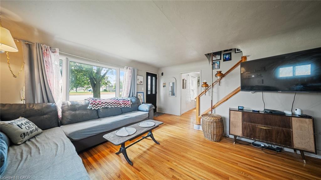 509 Queensway W, Simcoe, ON - Indoor Photo Showing Living Room