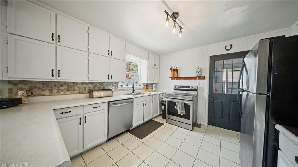 509 Queensway W, Simcoe, ON - Indoor Photo Showing Kitchen