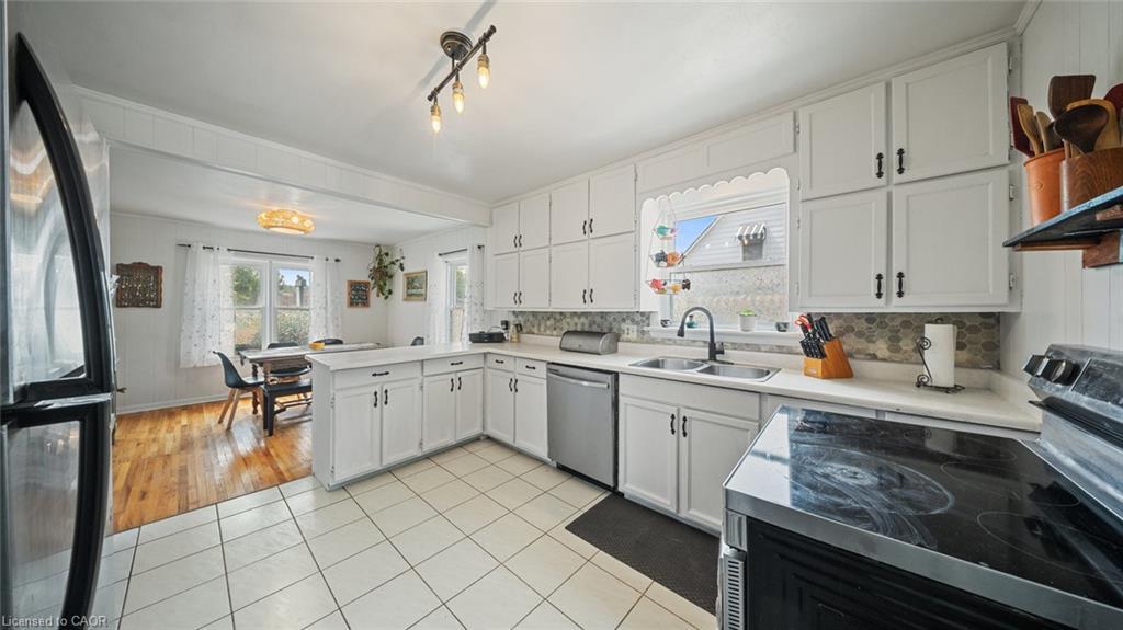 509 Queensway W, Simcoe, ON - Indoor Photo Showing Kitchen With Double Sink