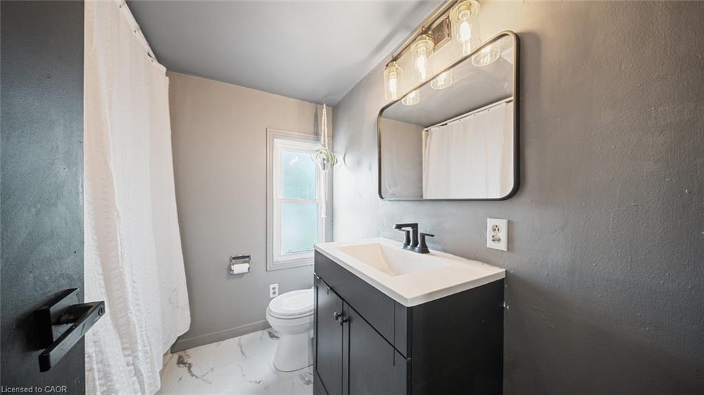509 Queensway W, Simcoe, ON - Indoor Photo Showing Bathroom