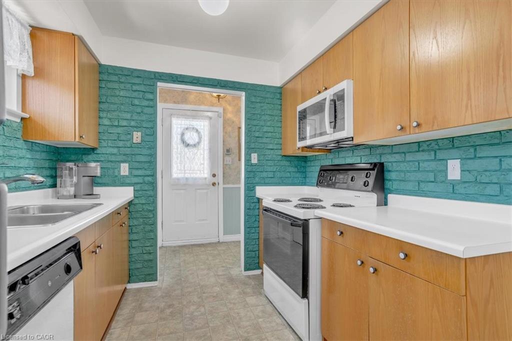 21 Willis Drive, Brampton, ON - Indoor Photo Showing Kitchen With Double Sink