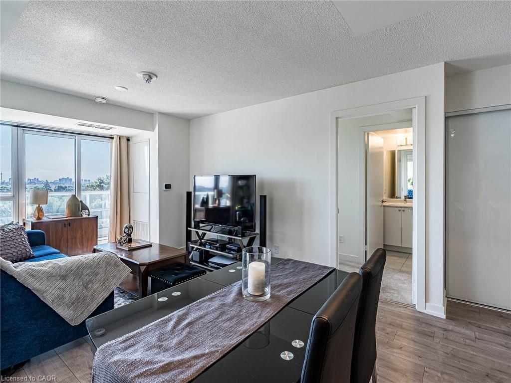 802-10 Wilby Crescent, Toronto, ON - Indoor Photo Showing Living Room