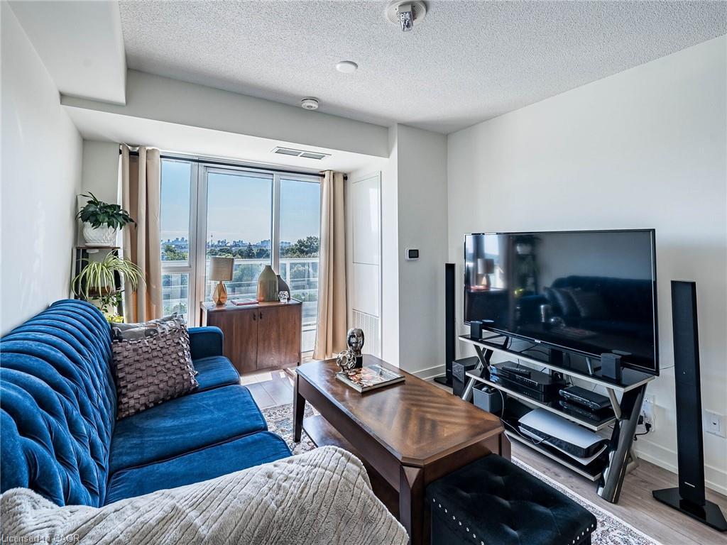 802-10 Wilby Crescent, Toronto, ON - Indoor Photo Showing Living Room