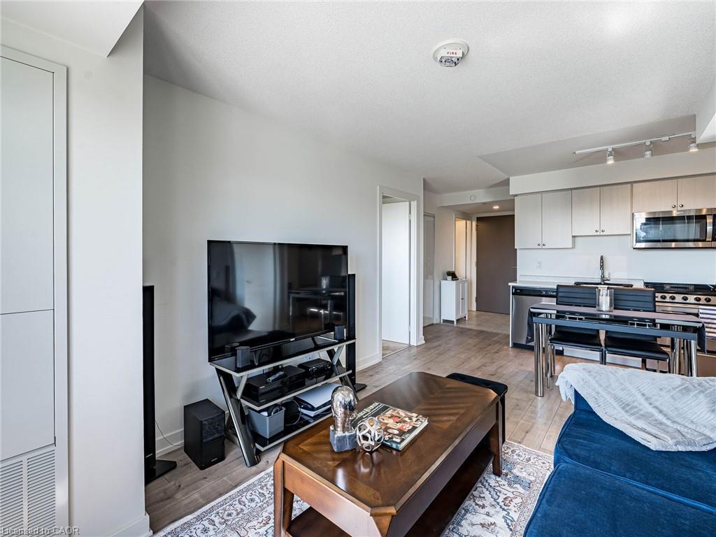 802-10 Wilby Crescent, Toronto, ON - Indoor Photo Showing Living Room