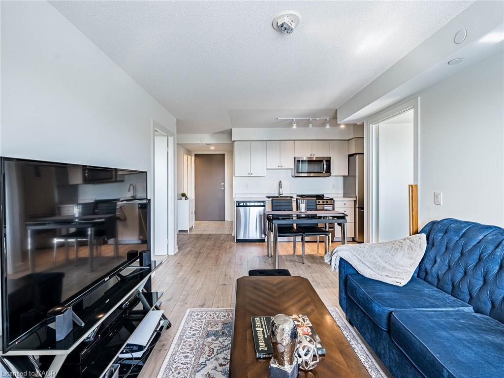 802-10 Wilby Crescent, Toronto, ON - Indoor Photo Showing Living Room