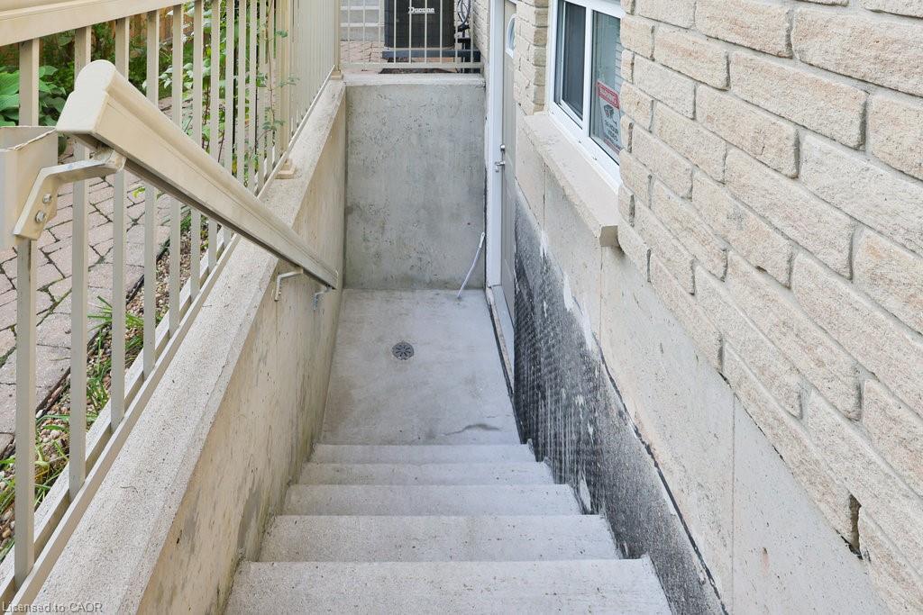 2304 Sovereign Street, Oakville, ON - Outdoor