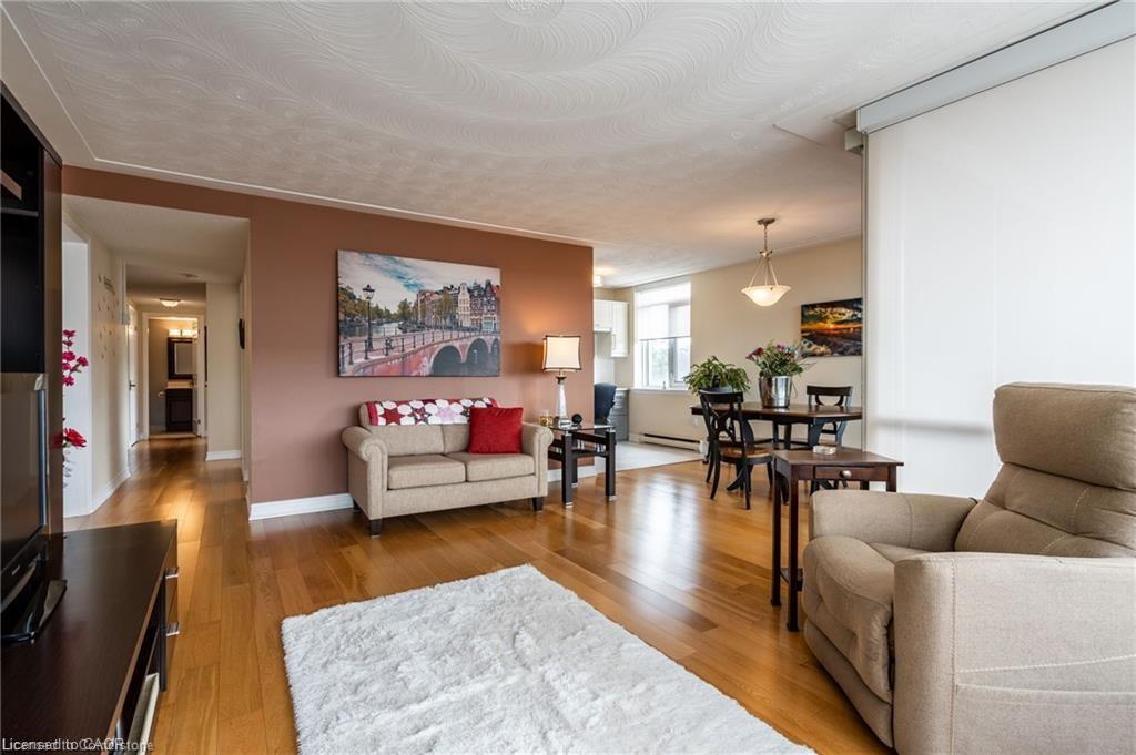 402-40 Harrisford Street, Hamilton, ON - Indoor Photo Showing Living Room