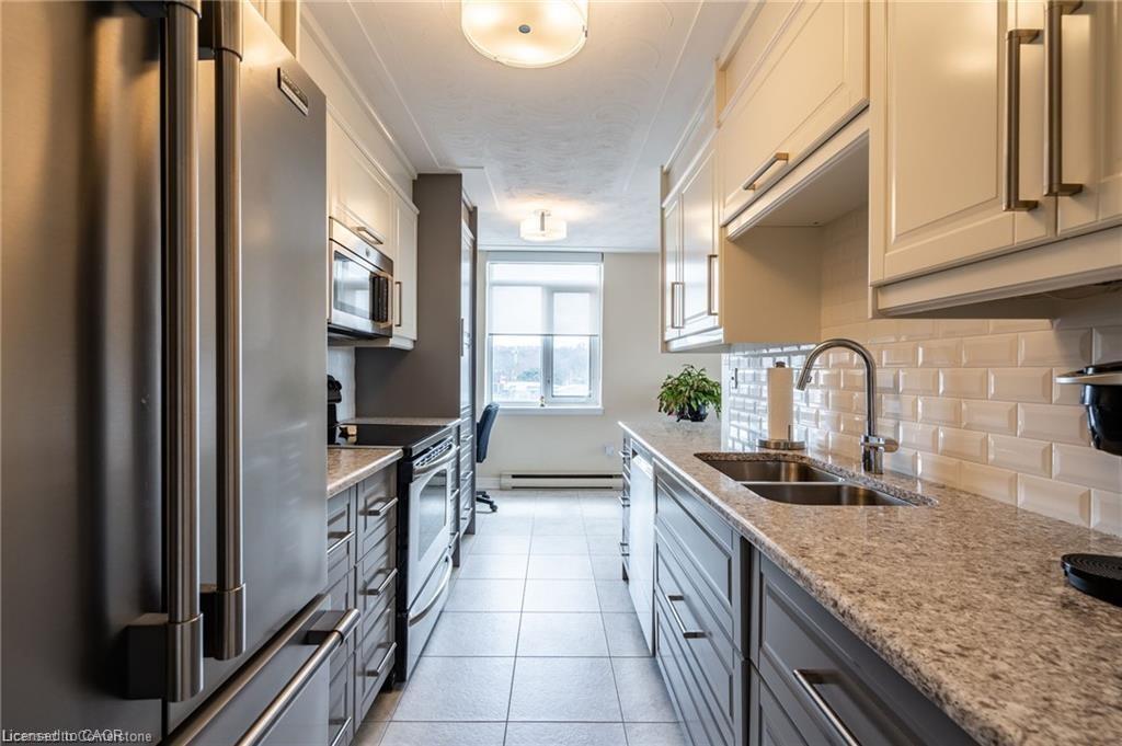 402-40 Harrisford Street, Hamilton, ON - Indoor Photo Showing Kitchen With Double Sink With Upgraded Kitchen