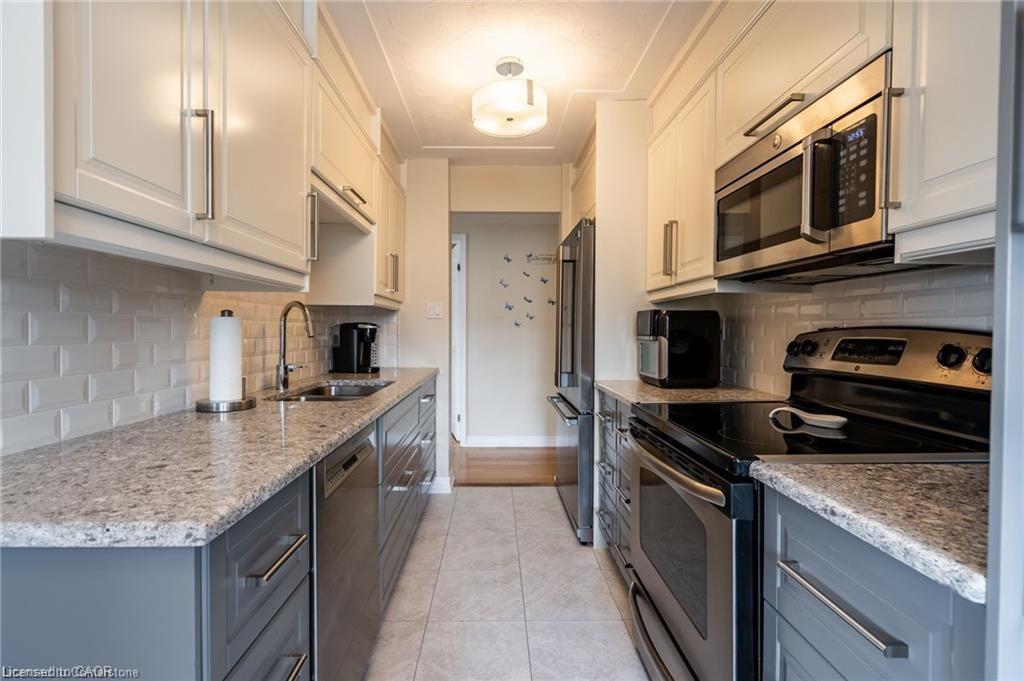 402-40 Harrisford Street, Hamilton, ON - Indoor Photo Showing Kitchen